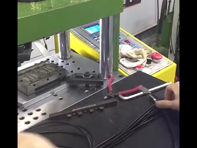【高精度】15トン縦型プラスチック射出成形機 | USBオーディオプラグ・ケーブルヘッド成形