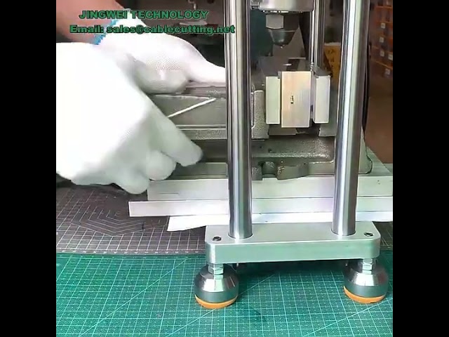 【110V/220V対応】卓上型縦型射出成形機 50G - USB充電スイッチプラグ等のプラスチック製品製造に