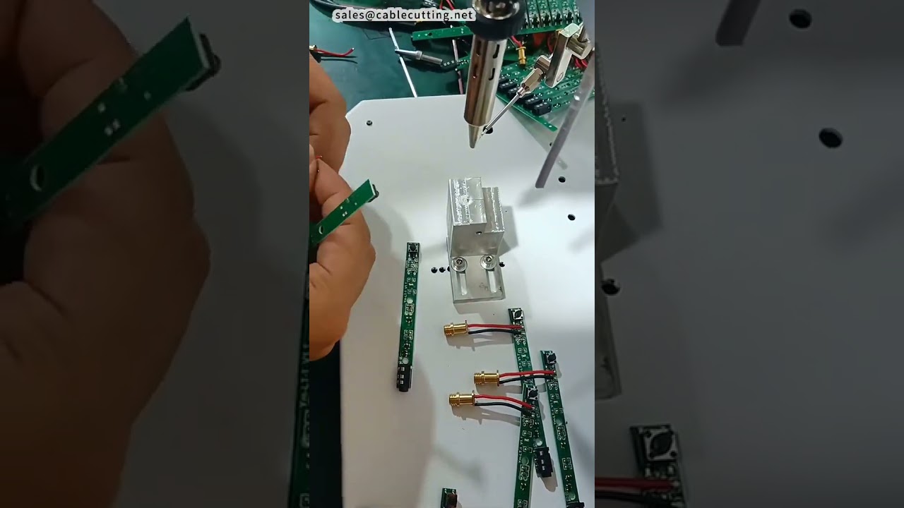 障害物のあるピンに対応！斜め錫送り機能搭載セミオートはんだ付け機