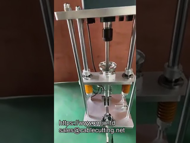 充電ケーブル製造用 小型縦型プラスチック射出成形機（Mini Vertical Plastic Injection Molding Machine）