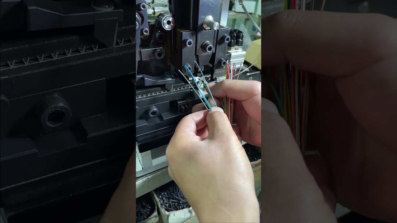 連続ストリップ端子加工機｜剥離・圧着を一度に実行 #factory #machine