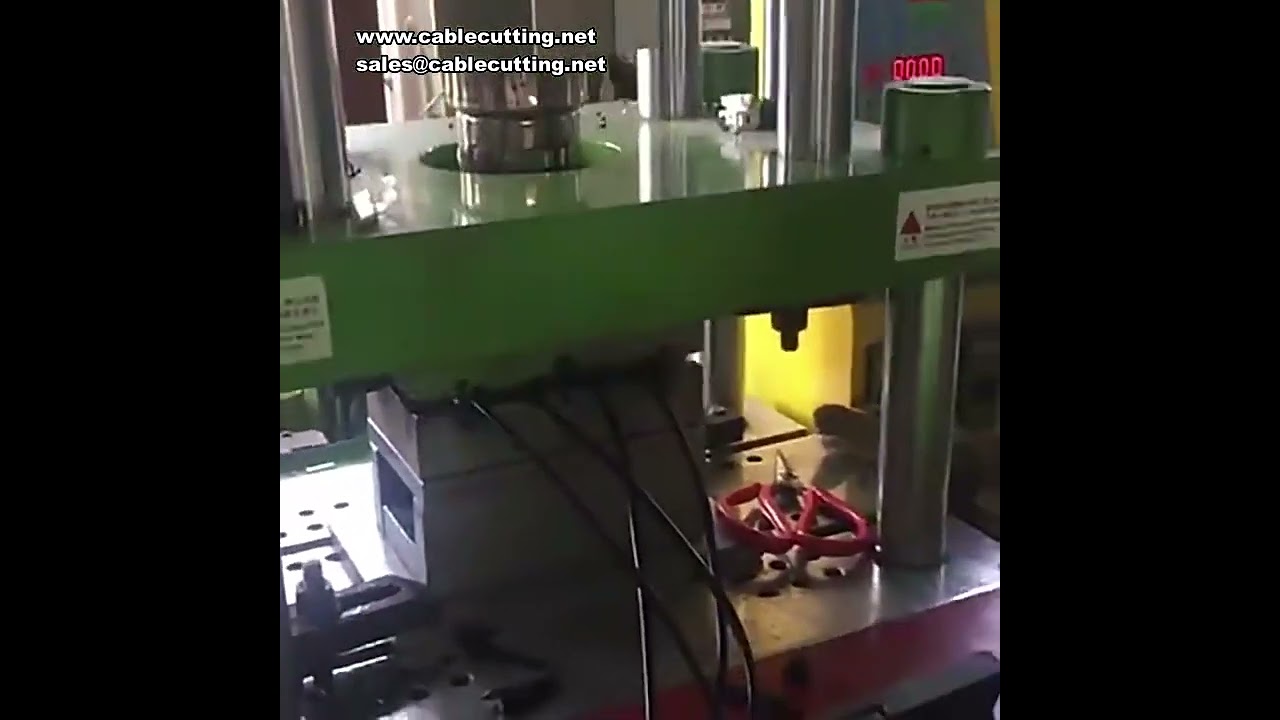 200SKT垂直射出成形機：DCヘッドコネクタ・USBデータケーブルヘッドの精密生産